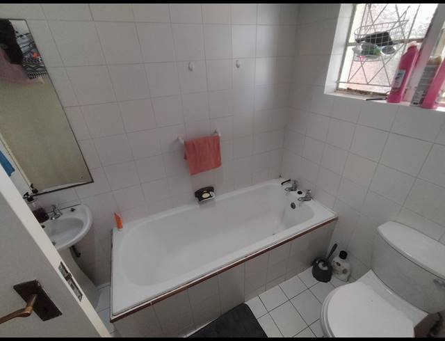 1 BEDROOM APARTMENT TO LET IN ESSENWOOD